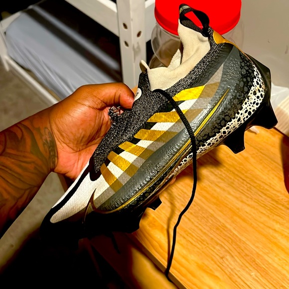 Vapors, have some imperfections. They run a little small and narrow. - Picture 1 of 4